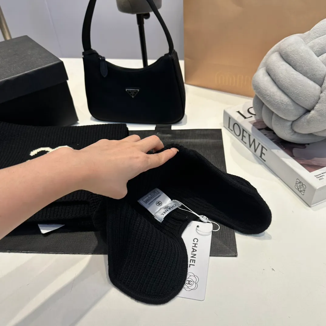 P160 Chane*🆕Chanel 24N new ski series wool hat, hat, scarf set, the popular Lei Feng hat on the Internet, black and white, versatile and cool, can be worn by men and women as a couple, warm and good-looking, a must-have