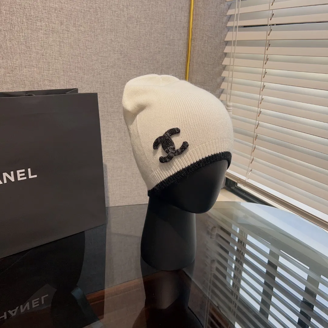 🖤Chanel, 2023 autumn and winter new knitted wool hat, top version, three-dimensional logo embroidery, black and white