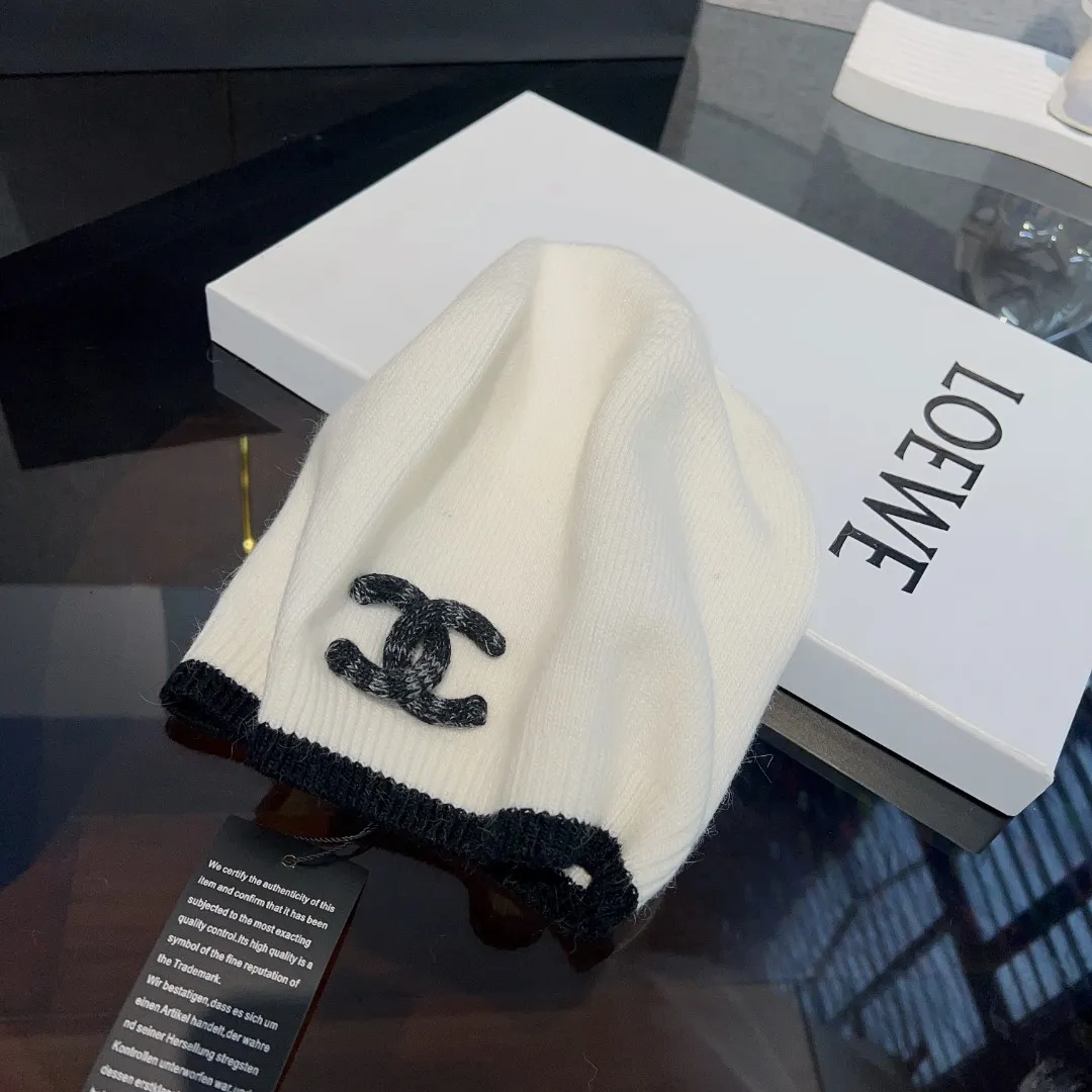 🖤Chanel, 2023 autumn and winter new knitted wool hat, top version, three-dimensional logo embroidery, black and white