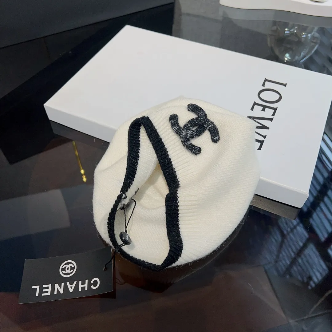 🖤Chanel, 2023 autumn and winter new knitted wool hat, top version, three-dimensional logo embroidery, black and white