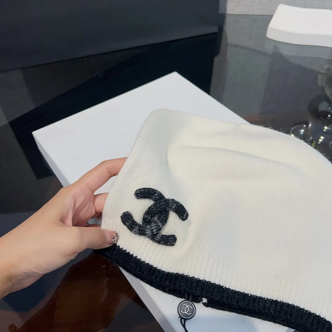 🖤Chanel, 2023 autumn and winter new knitted wool hat, top version, three-dimensional logo embroidery, black and white