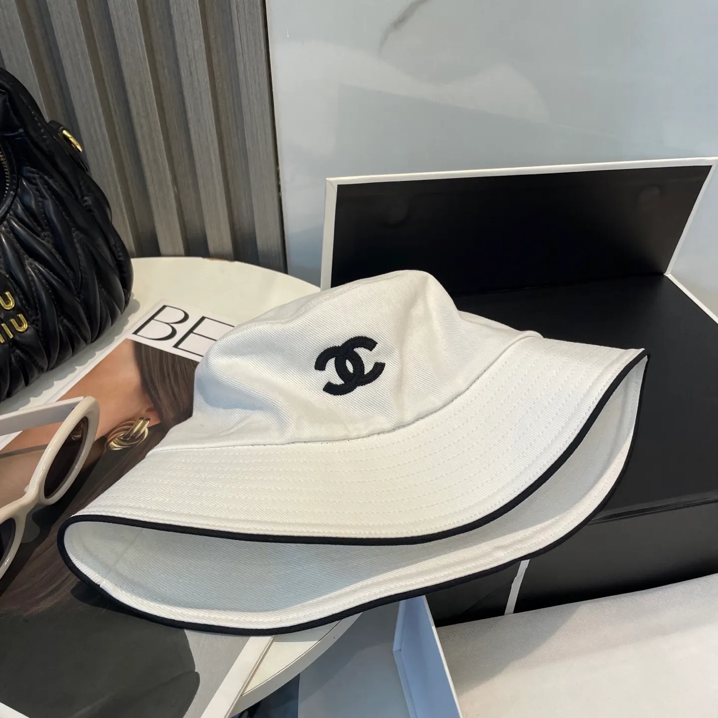 P96 Chanel (Chanel) counter new original embroidered fisherman hat 1:1 mold customization, three-dimensional embroidery, exquisite and flawless! 100% pure cotton fabric, original factory quality, exclusive physical photography.