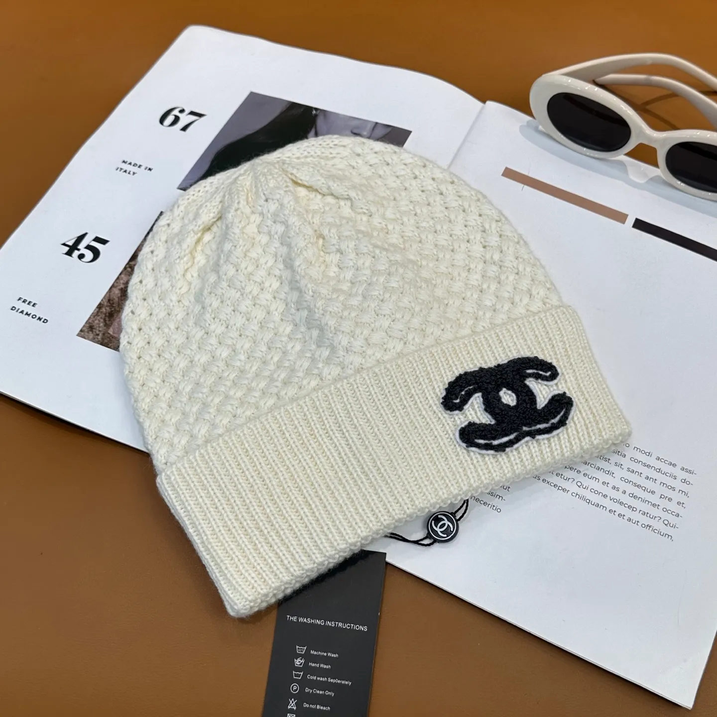P70 Chanel official website quality Chanel autumn and winter fashion blogger recommended knitted hat, which hides a quiet sense of luxury. Every line is neat and generous, simple but not simple, generous and stylish. Every detail shows high-end taste, and the sense of fashion becomes more and more intriguing in the restraint.