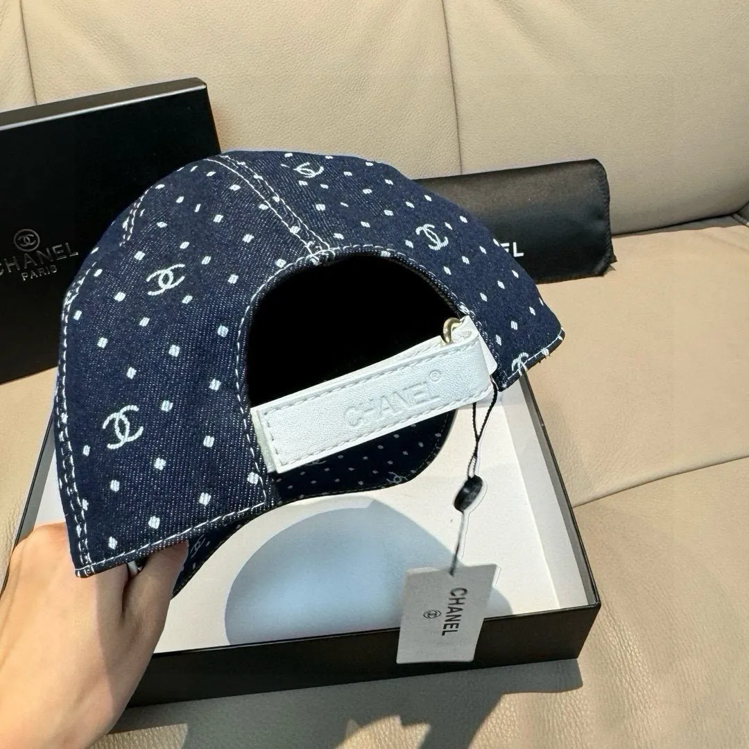 p90, Chanel (Chanel) new original baseball cap, denim small double C, 1:1 mold opening and customization at the counter, original denim fabric + first-layer cowhide, light and breathable! The quality is great, the basic head circumference is 56cm, and the patch is adjustable.