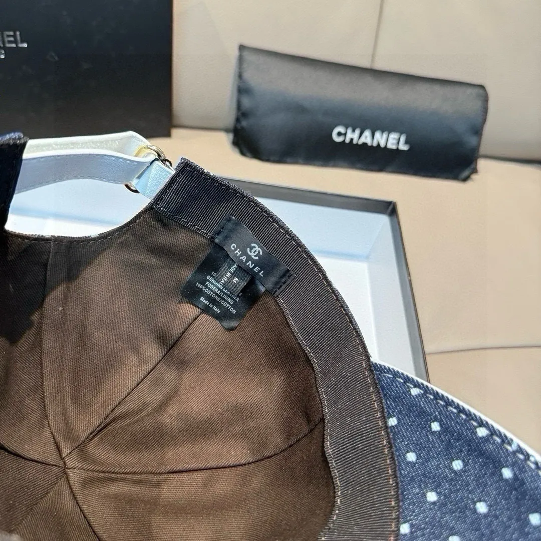 p90, Chanel (Chanel) new original baseball cap, denim small double C, 1:1 mold opening and customization at the counter, original denim fabric + first-layer cowhide, light and breathable! The quality is great, the basic head circumference is 56cm, and the patch is adjustable.