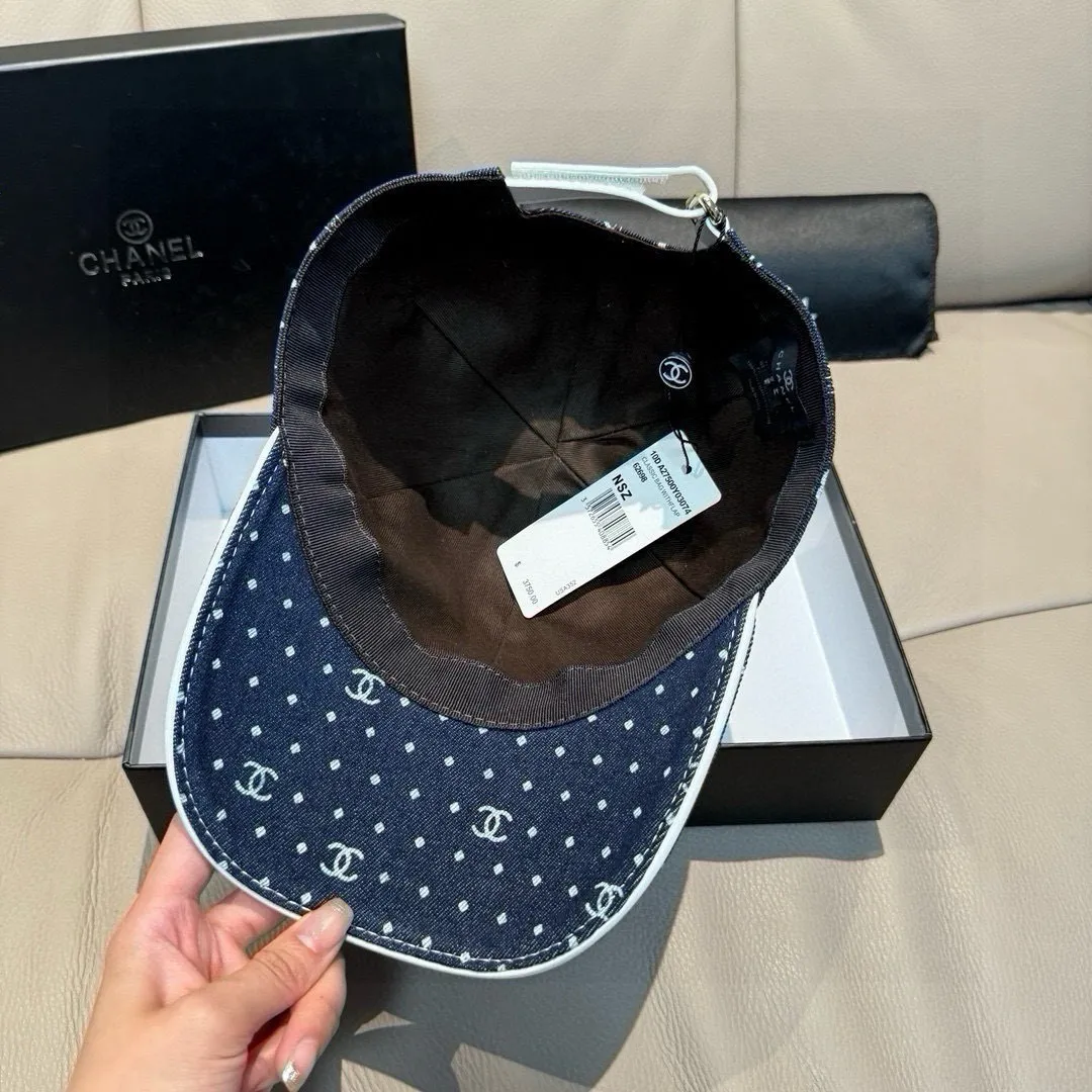 p90, Chanel (Chanel) new original baseball cap, denim small double C, 1:1 mold opening and customization at the counter, original denim fabric + first-layer cowhide, light and breathable! The quality is great, the basic head circumference is 56cm, and the patch is adjustable.