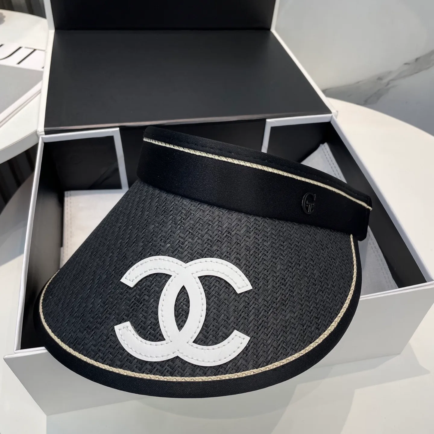 P50 Chanel's new empty top hat, sweet style 💙Because the hat has an empty top, you won't have a dull feeling in summer and it doesn't pick up your hairstyle and face shape! The sun protection effect is no less than that of a professional sun protection cloth hat. Just buy the western style one🙄