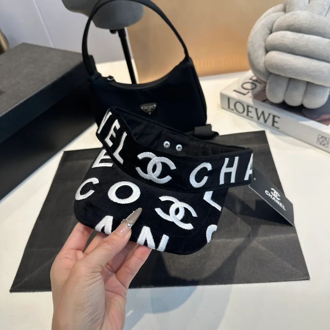 P60 CHANEL original empty top hat, a must-have item in summer, because it is really easy to match, and it is really super artistic in summer when paired with cool summer style~ Just wear a little white skirt and you can attract the attention of blockbusters~