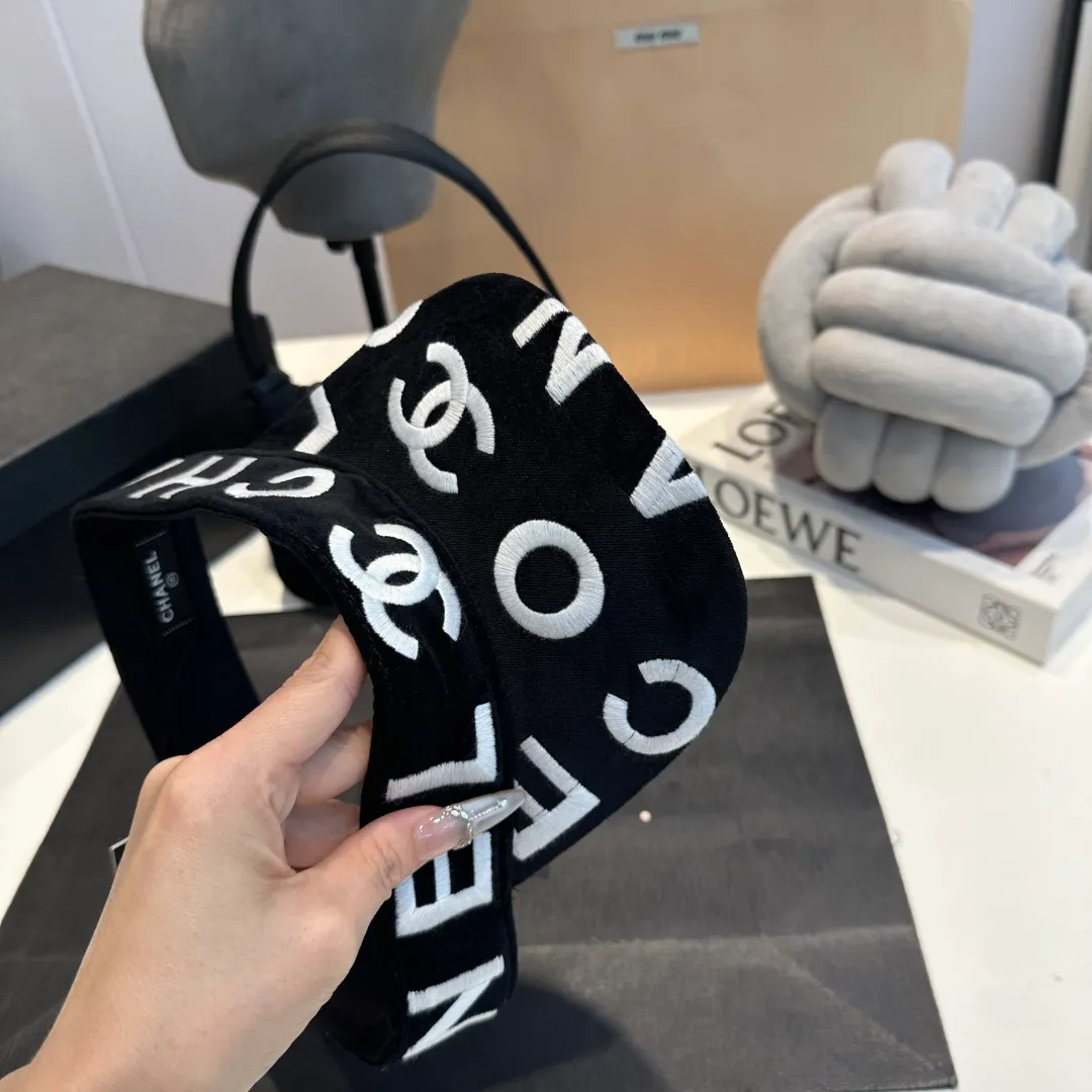 P60 CHANEL original empty top hat, a must-have item in summer, because it is really easy to match, and it is really super artistic in summer when paired with cool summer style~ Just wear a little white skirt and you can attract the attention of blockbusters~