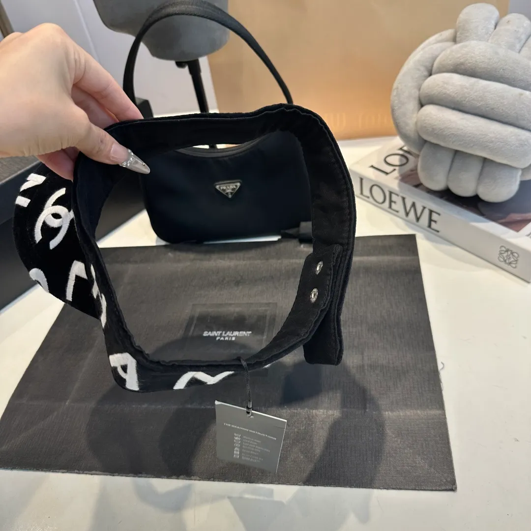 P60 CHANEL original empty top hat, a must-have item in summer, because it is really easy to match, and it is really super artistic in summer when paired with cool summer style~ Just wear a little white skirt and you can attract the attention of blockbusters~