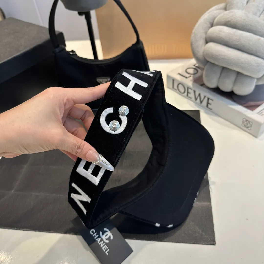 P60 CHANEL original empty top hat, a must-have item in summer, because it is really easy to match, and it is really super artistic in summer when paired with cool summer style~ Just wear a little white skirt and you can attract the attention of blockbusters~