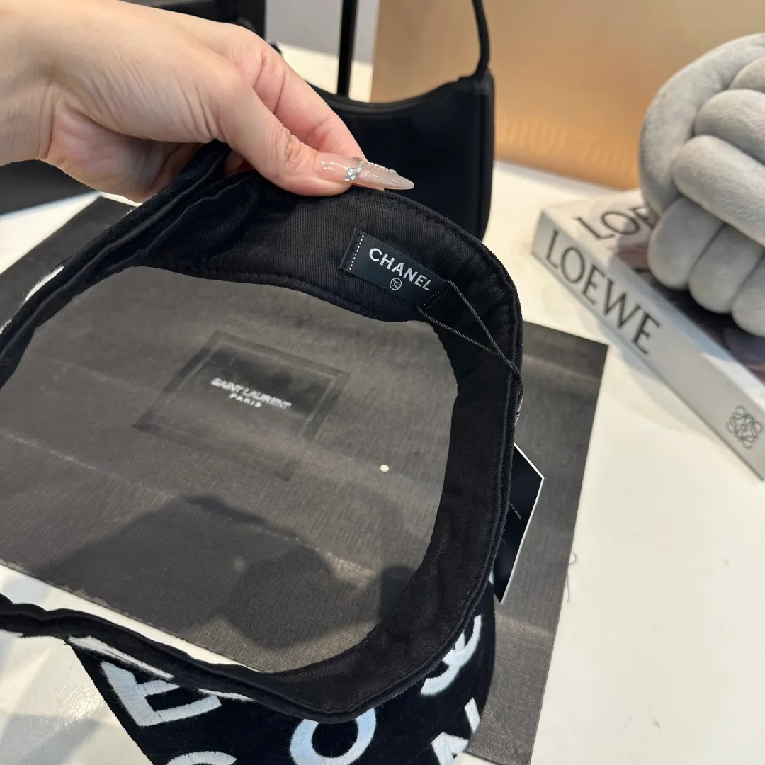 P60 CHANEL original empty top hat, a must-have item in summer, because it is really easy to match, and it is really super artistic in summer when paired with cool summer style~ Just wear a little white skirt and you can attract the attention of blockbusters~