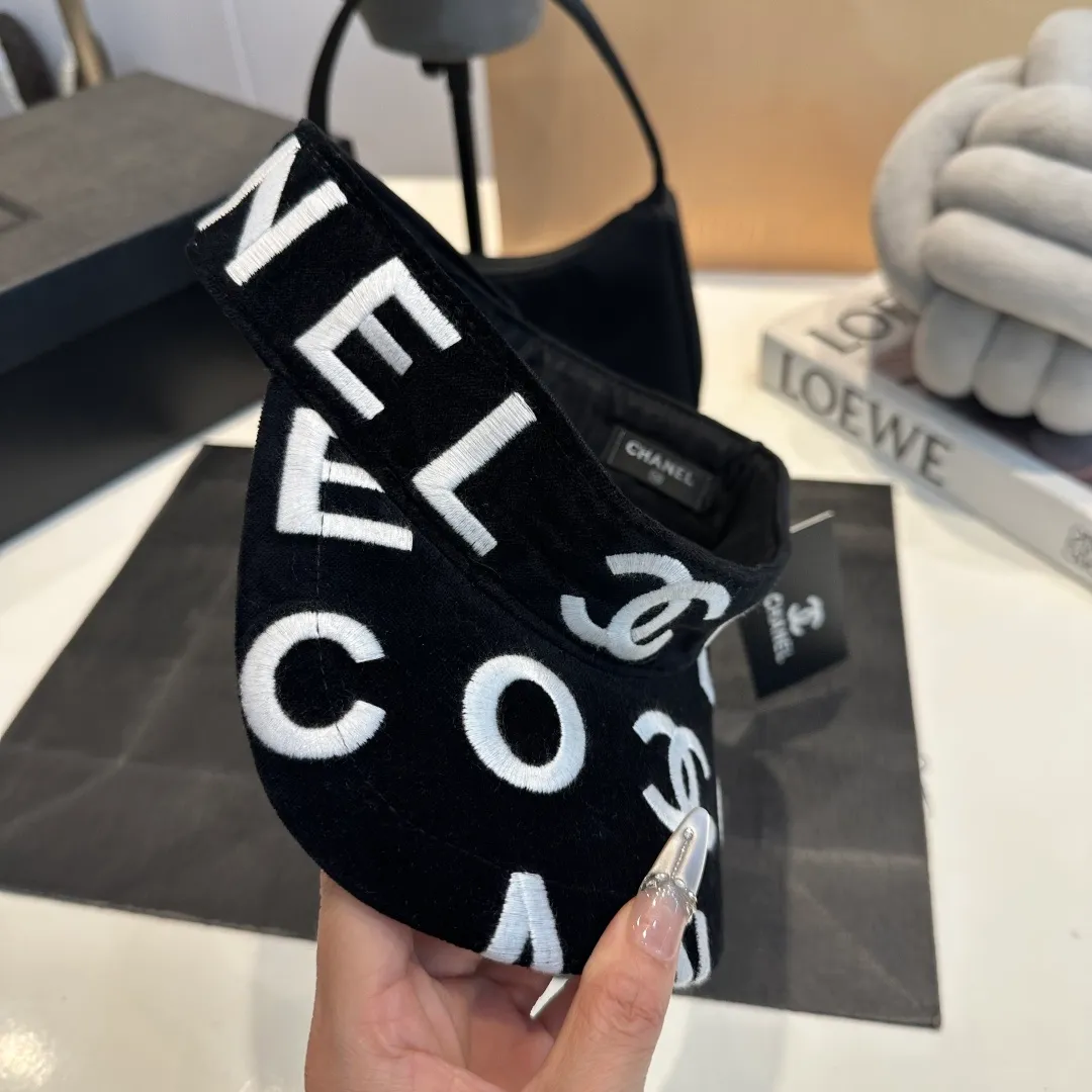 P60 CHANEL original empty top hat, a must-have item in summer, because it is really easy to match, and it is really super artistic in summer when paired with cool summer style~ Just wear a little white skirt and you can attract the attention of blockbusters~
