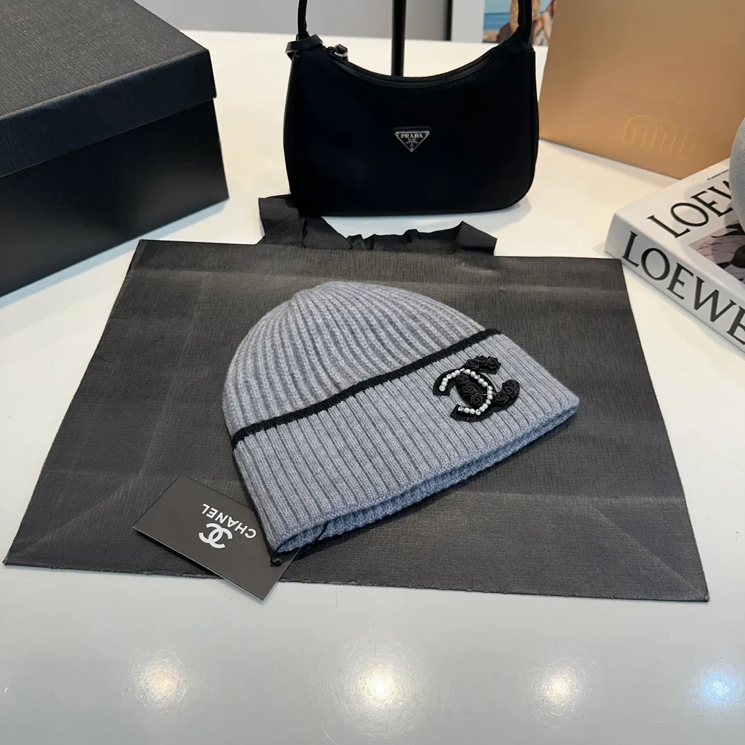P60 Chanel official website quality Chanel autumn and winter wool hat recommended by internet celebrity fashion bloggers. It is a knitted hat with a super soft and comfortable feel and excellent elasticity!