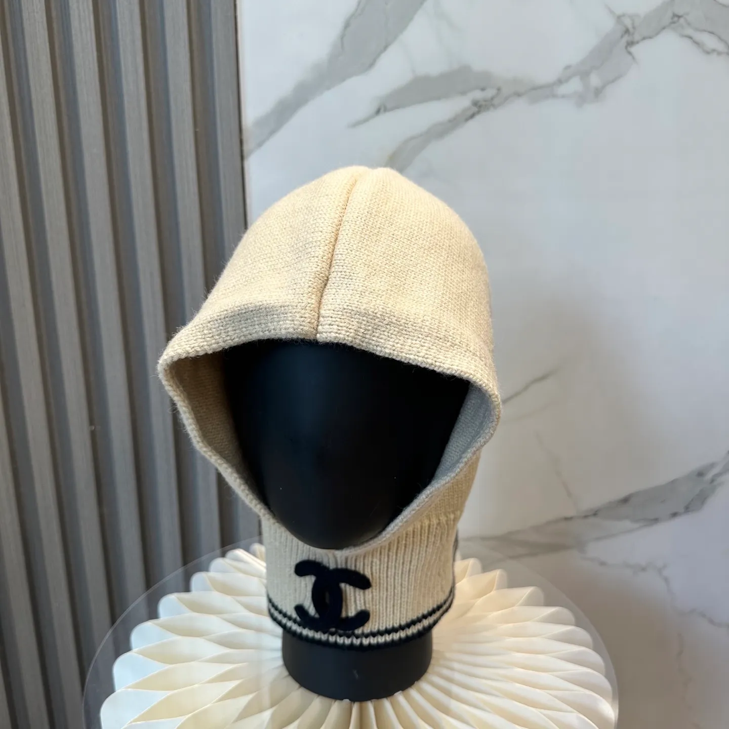 P70 Chanel Sisters, do you all own the Chanel 25b balaclava? 🤭, I checked the outfits of the little sisters in Xiaohongshu and really like them. It looks great when stacked with a peaked hat, or it is also good to use as a scarf. I love it 😍