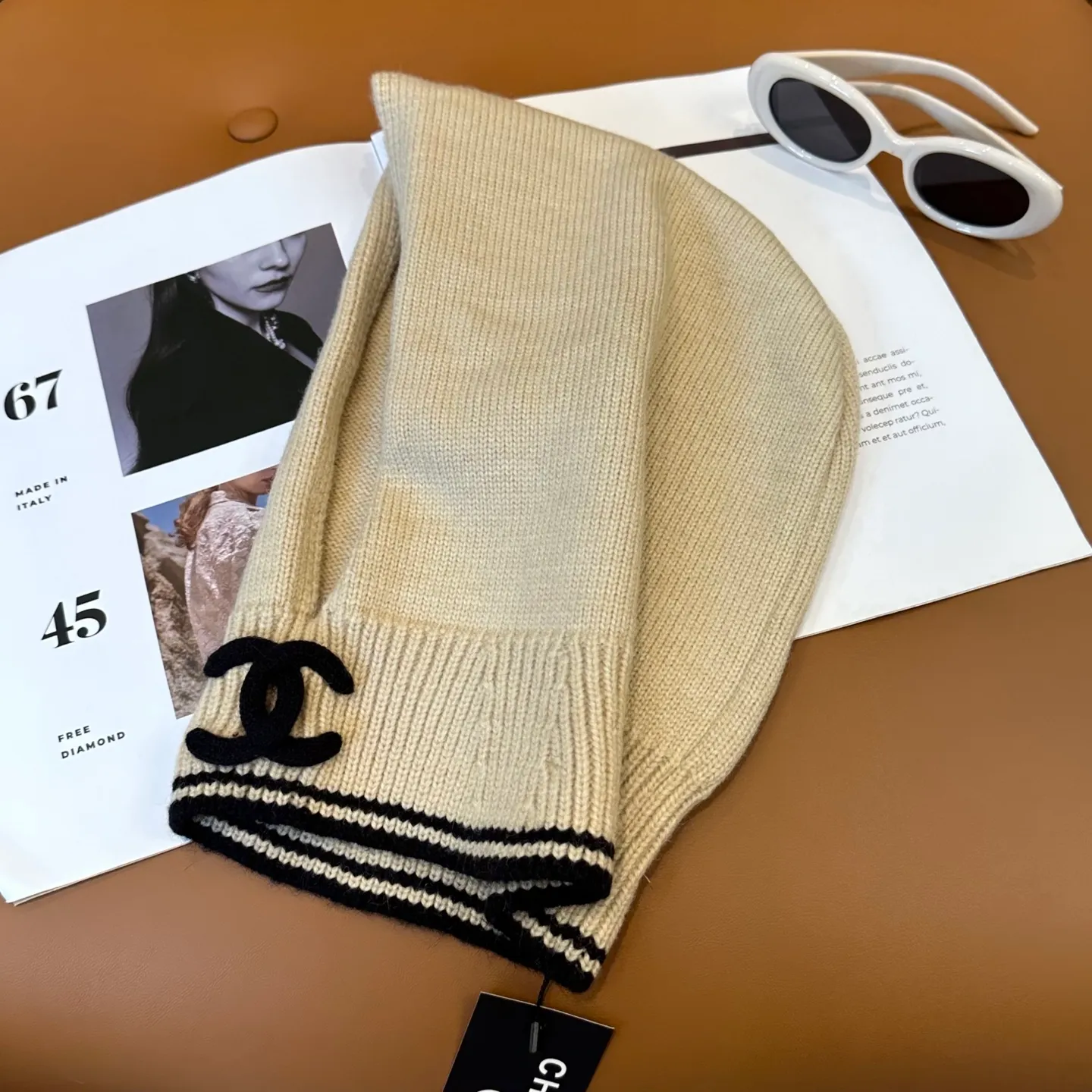 P70 Chanel Sisters, do you all own the Chanel 25b balaclava? 🤭, I checked the outfits of the little sisters in Xiaohongshu and really like them. It looks great when stacked with a peaked hat, or it is also good to use as a scarf. I love it 😍
