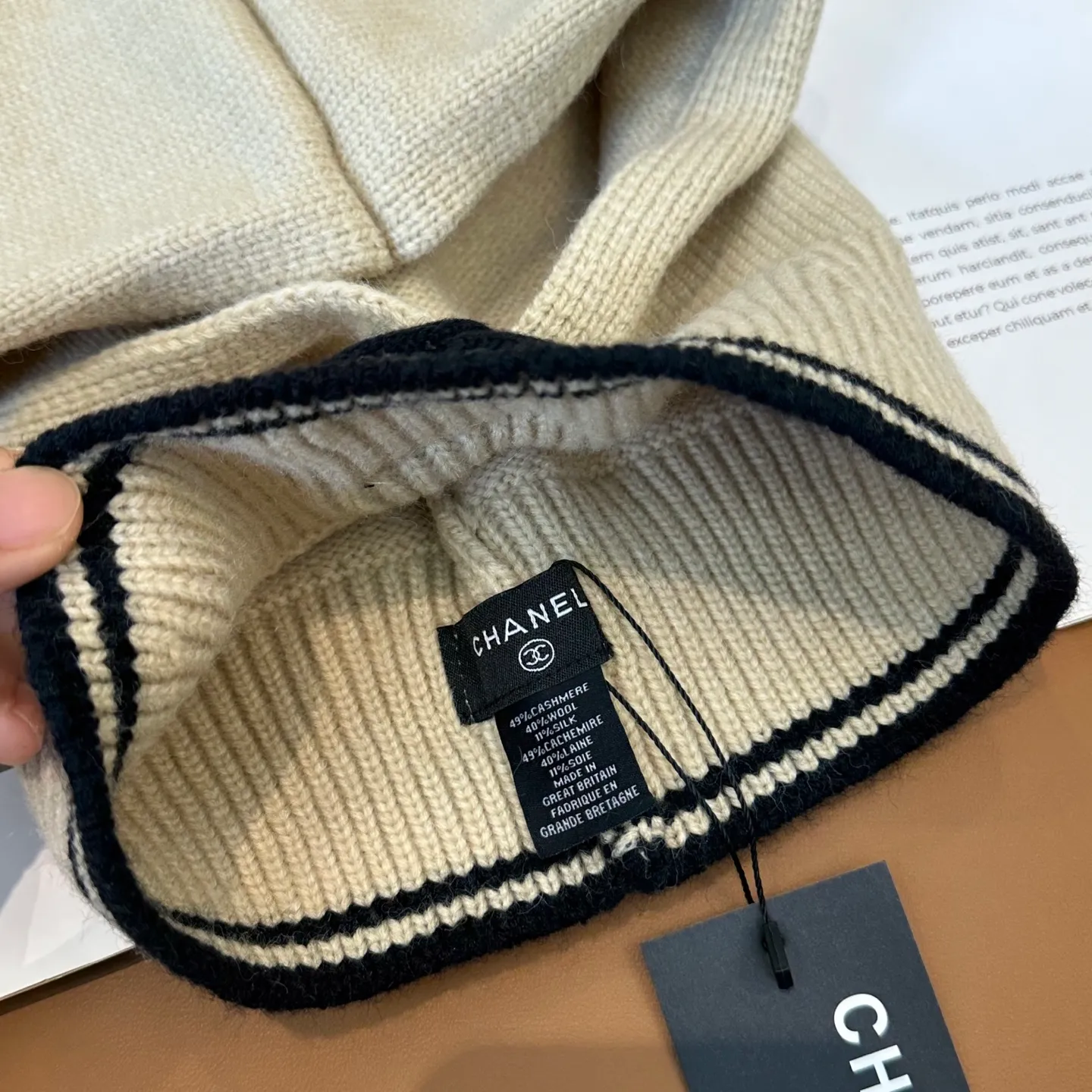 P70 Chanel Sisters, do you all own the Chanel 25b balaclava? 🤭, I checked the outfits of the little sisters in Xiaohongshu and really like them. It looks great when stacked with a peaked hat, or it is also good to use as a scarf. I love it 😍
