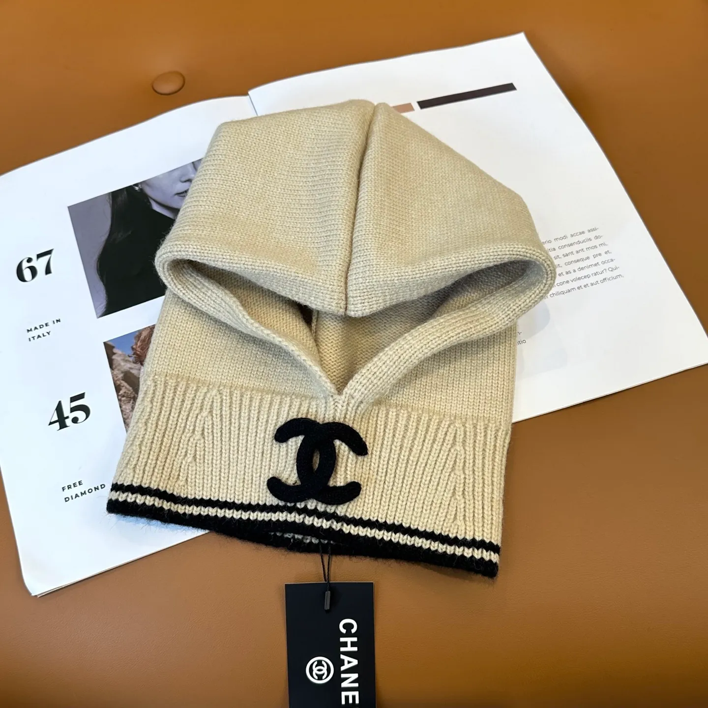 P70 Chanel Sisters, do you all own the Chanel 25b balaclava? 🤭, I checked the outfits of the little sisters in Xiaohongshu and really like them. It looks great when stacked with a peaked hat, or it is also good to use as a scarf. I love it 😍