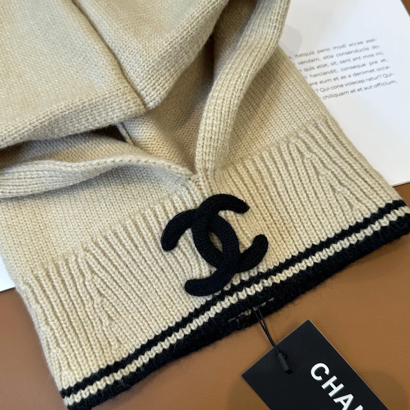 P70 Chanel Sisters, do you all own the Chanel 25b balaclava? 🤭, I checked the outfits of the little sisters in Xiaohongshu and really like them. It looks great when stacked with a peaked hat, or it is also good to use as a scarf. I love it 😍