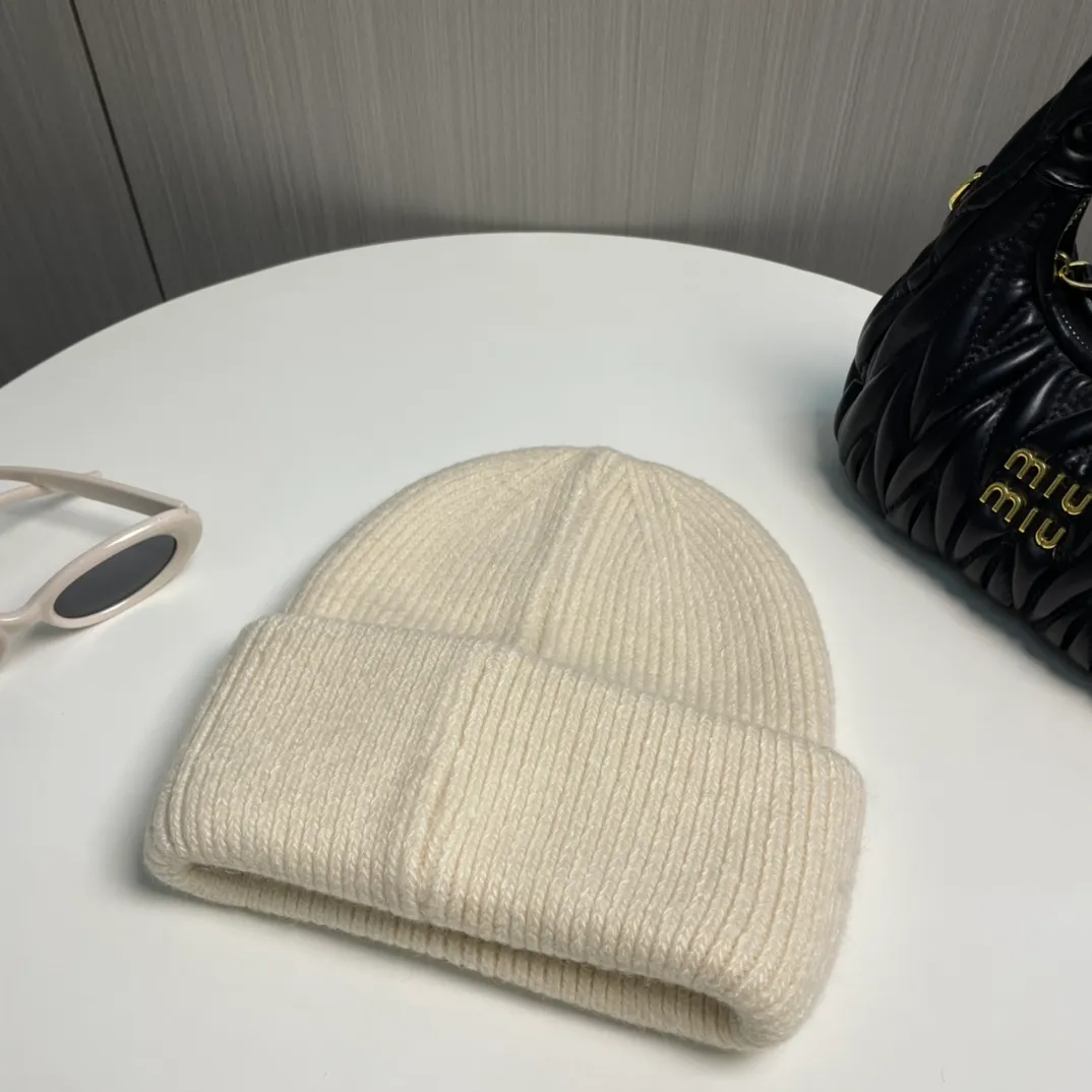 P76 Chanel Chanel Autumn and Winter Rabbit Hair Camellia Beanie Recommended by Internet Celebrity Fashion Bloggers, Xiaohongshu’s Popular Style, Knitted Beanie with a Super Soft and Comfortable Feel, and Excellent Elasticity!