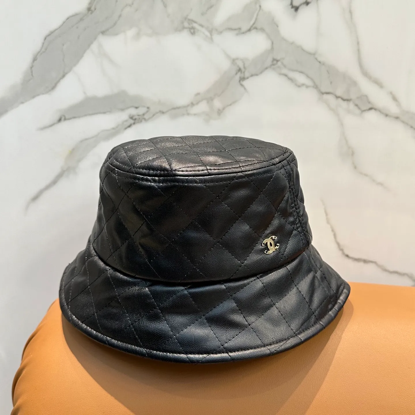 P66 Chanel, new autumn and winter product, leather plaid fisherman hat with exquisite details, counter quality and full of personality