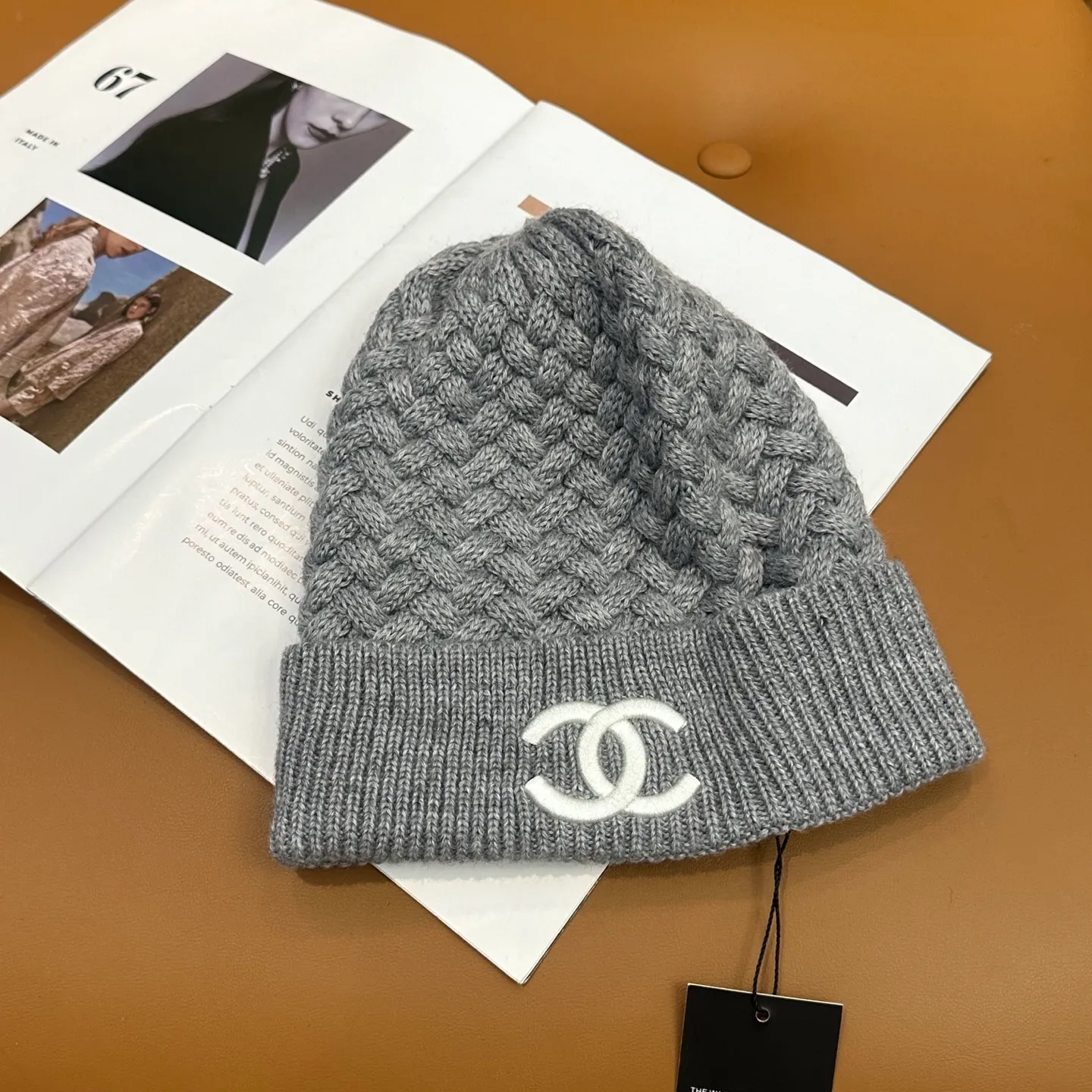 P80 Chanel official website high-quality Chanel autumn and winter knitted hat recommended by internet celebrity fashion bloggers. It hides a quiet sense of high-end. Every line is neat and generous, simple but not simple, generous and stylish. Every detail shows high-end taste, and the sense of fashion becomes more and more intriguing in the restraint.