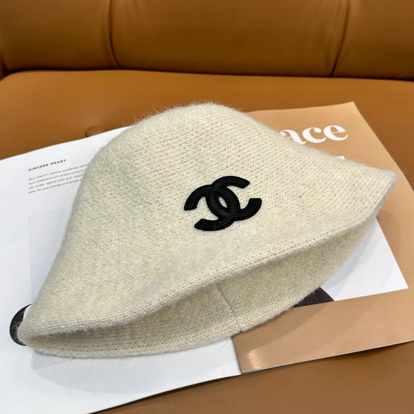 P60 💛With dust bag [CHA Chanel] 2025 autumn and winter new style wool cashmere bucket hat, 🔆Quality goddess style ~ a must-have for going out on the street