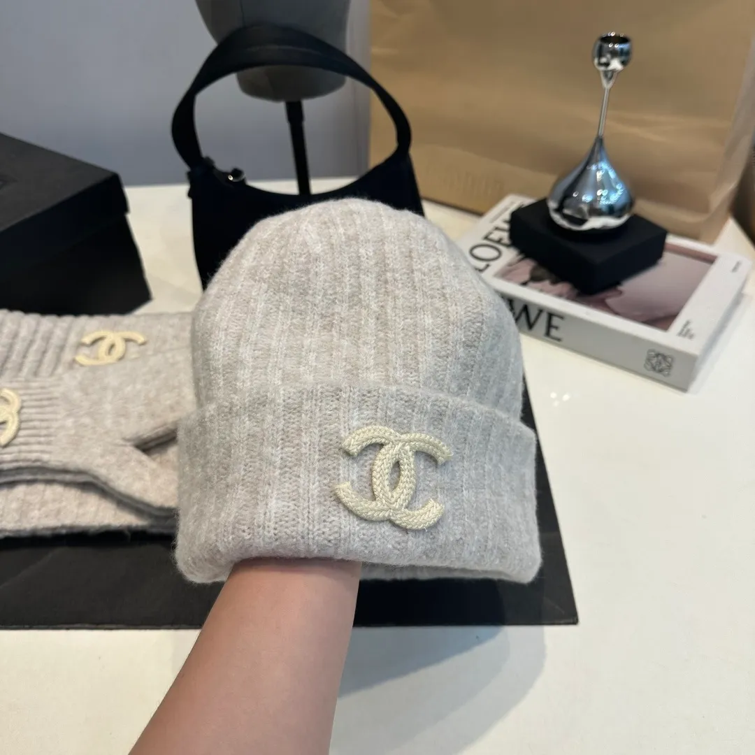 P130 CHANEL Xiaohongshu popular style, official website new classic suit hat! Hat➕scarf+gloves feel great! It’s warm and super comfortable. This winter, all you need is a hat set like this. It’s warm and fashionable! Welcome to choose!!