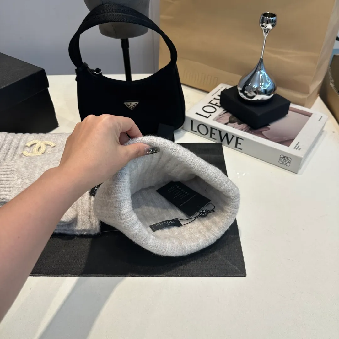 P130 CHANEL Xiaohongshu popular style, official website new classic suit hat! Hat➕scarf+gloves feel great! It’s warm and super comfortable. This winter, all you need is a hat set like this. It’s warm and fashionable! Welcome to choose!!