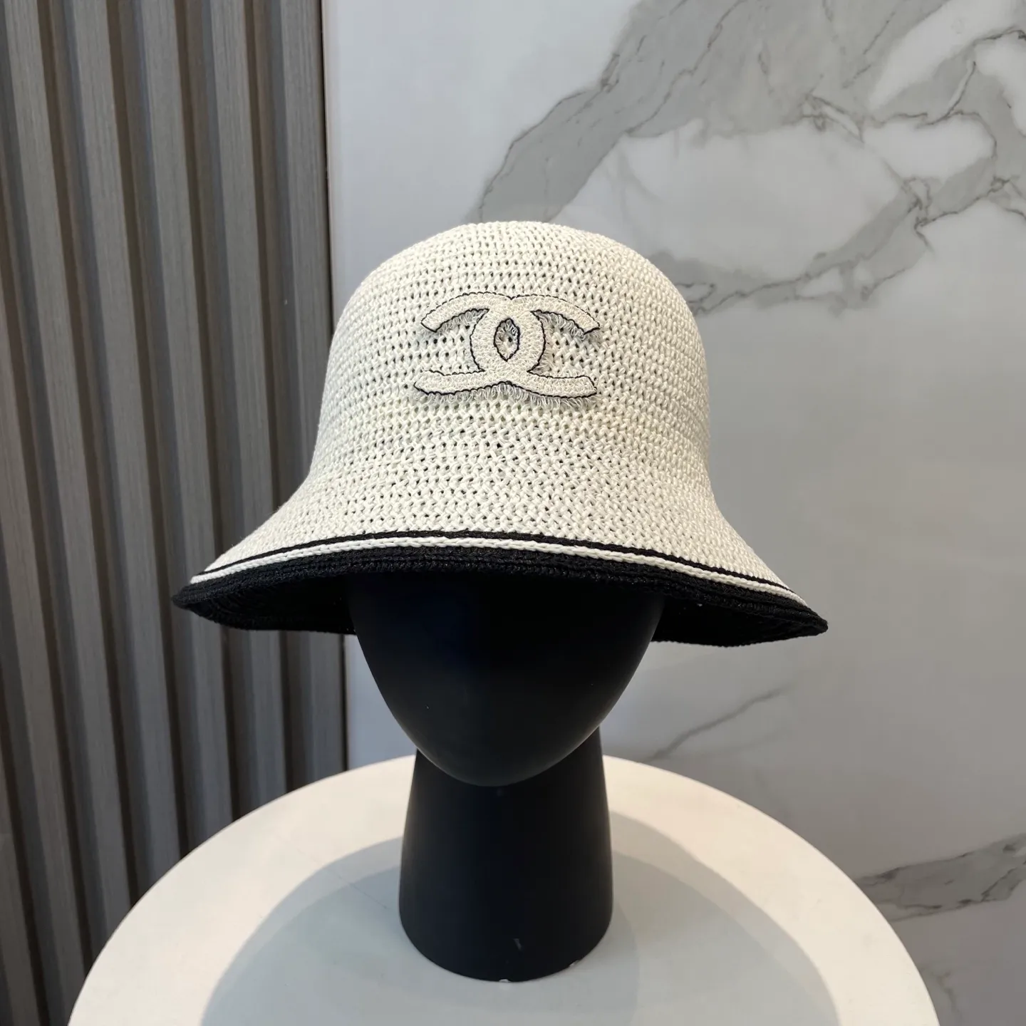 P76 CHANEL's new knitted basin hat, made of high density, a super tasteful knitted hat ~ the first choice for going out on the street! The shape of the hat is super nice, the color is perfect, and it’s light to carry! A must-have for little fairies🧚Head circumference 57cm
