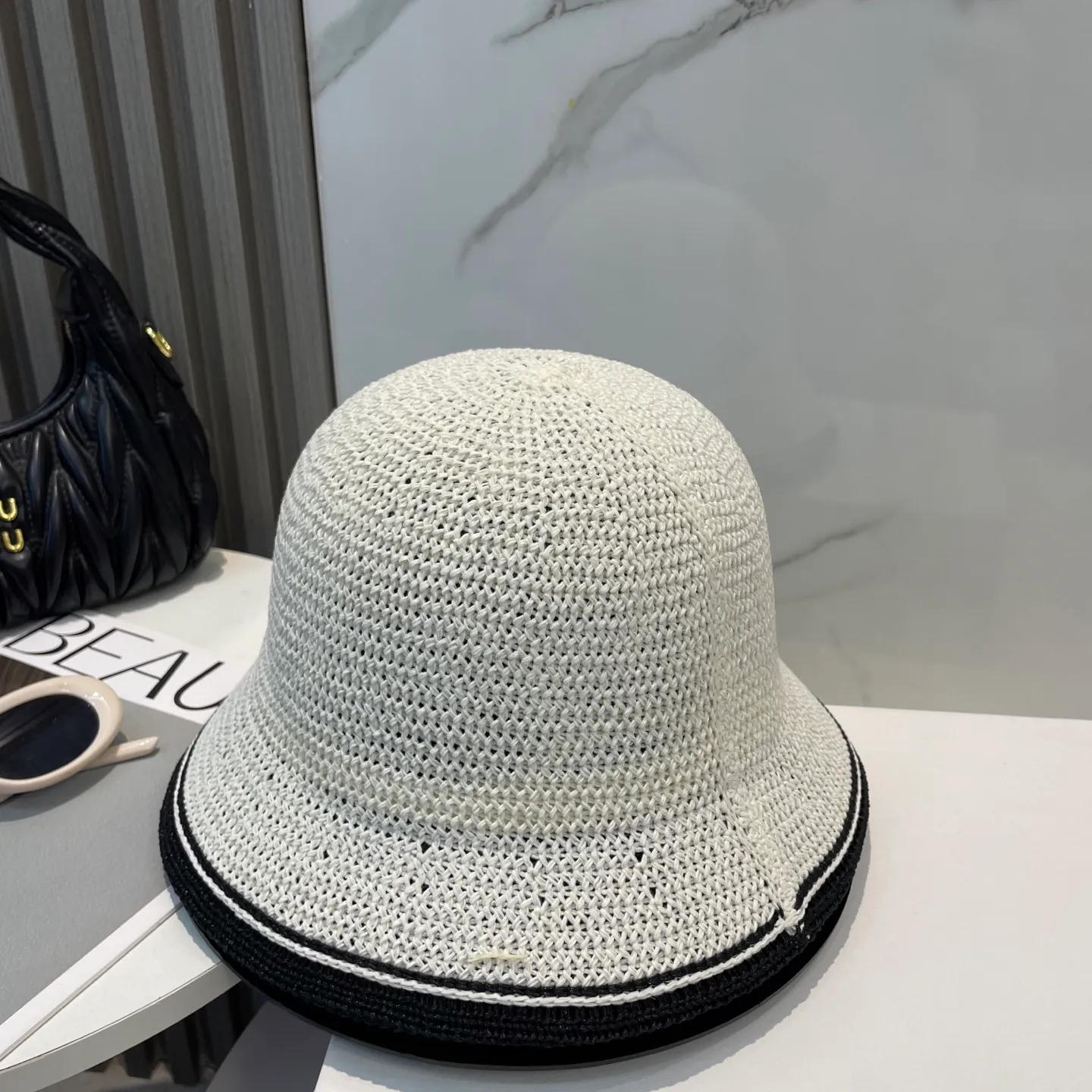 P76 CHANEL's new knitted basin hat, made of high density, a super tasteful knitted hat ~ the first choice for going out on the street! The shape of the hat is super nice, the color is perfect, and it’s light to carry! A must-have for little fairies🧚Head circumference 57cm