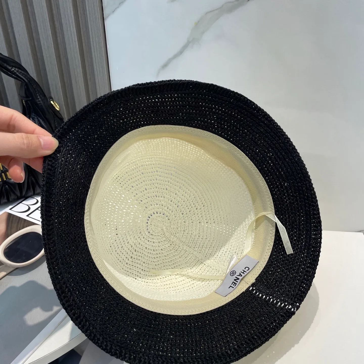 P76 CHANEL's new knitted basin hat, made of high density, a super tasteful knitted hat ~ the first choice for going out on the street! The shape of the hat is super nice, the color is perfect, and it’s light to carry! A must-have for little fairies🧚Head circumference 57cm
