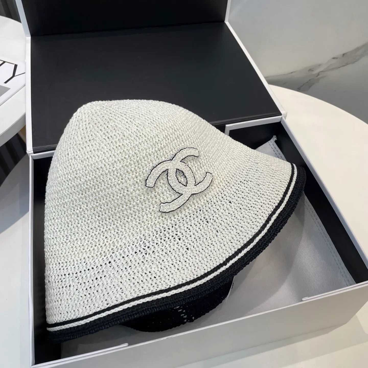 P76 CHANEL's new knitted basin hat, made of high density, a super tasteful knitted hat ~ the first choice for going out on the street! The shape of the hat is super nice, the color is perfect, and it’s light to carry! A must-have for little fairies🧚Head circumference 57cm