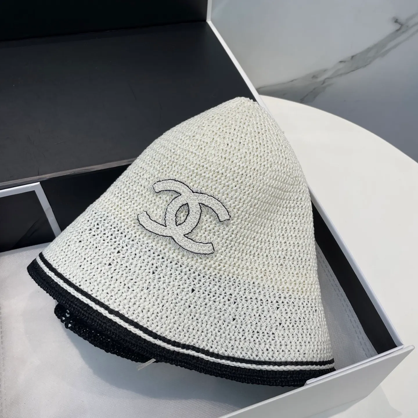 P76 CHANEL's new knitted basin hat, made of high density, a super tasteful knitted hat ~ the first choice for going out on the street! The shape of the hat is super nice, the color is perfect, and it’s light to carry! A must-have for little fairies🧚Head circumference 57cm