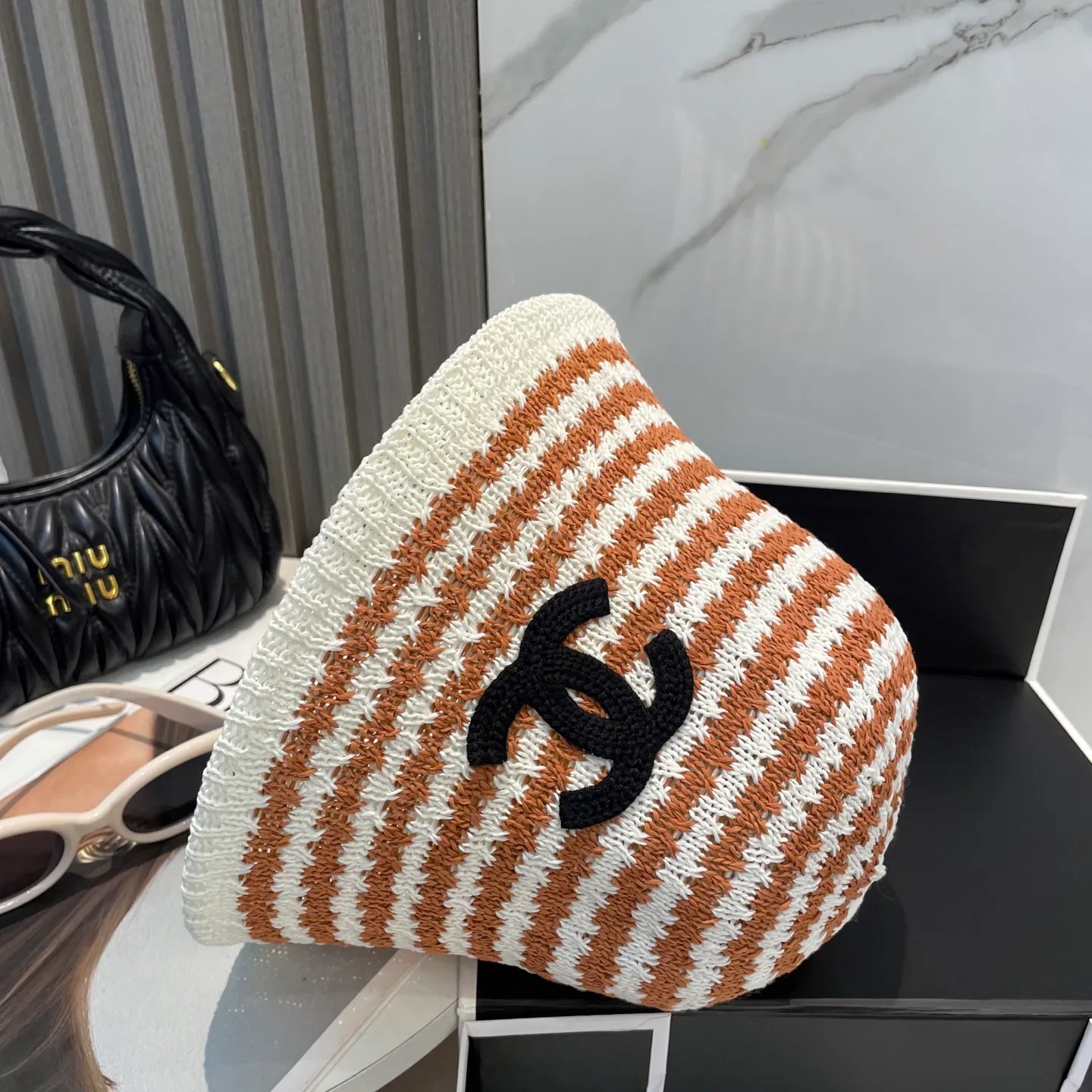 P66 CHANEL's new knitted basin hat, made of high density, a super tasteful knitted hat ~ the first choice for going out on the street! The shape of the hat is super nice, the color is perfect, and it’s light to carry! A must-have for little fairies🧚Head circumference 57cm