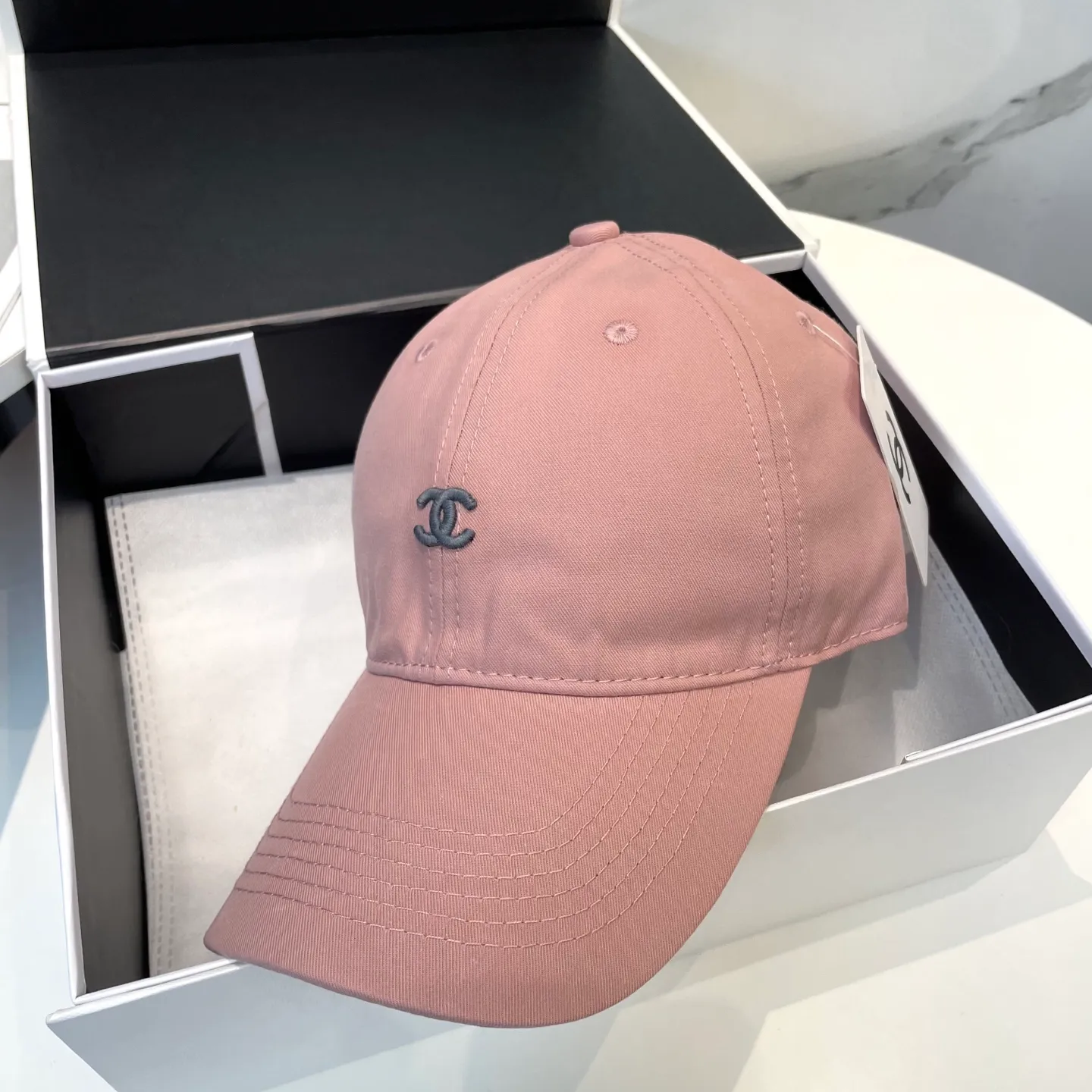 P60 CHANEL [Chanel] New simple embroidered logo baseball cap, new model shipped, big brand style is super easy to match, hurry up and get it!