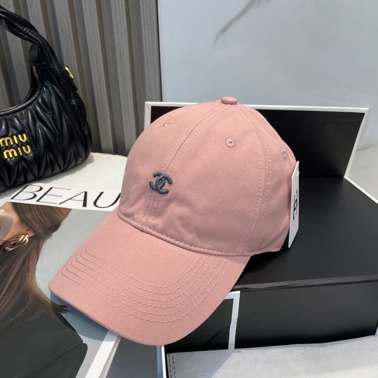 P60 CHANEL [Chanel] New simple embroidered logo baseball cap, new model shipped, big brand style is super easy to match, hurry up and get it!