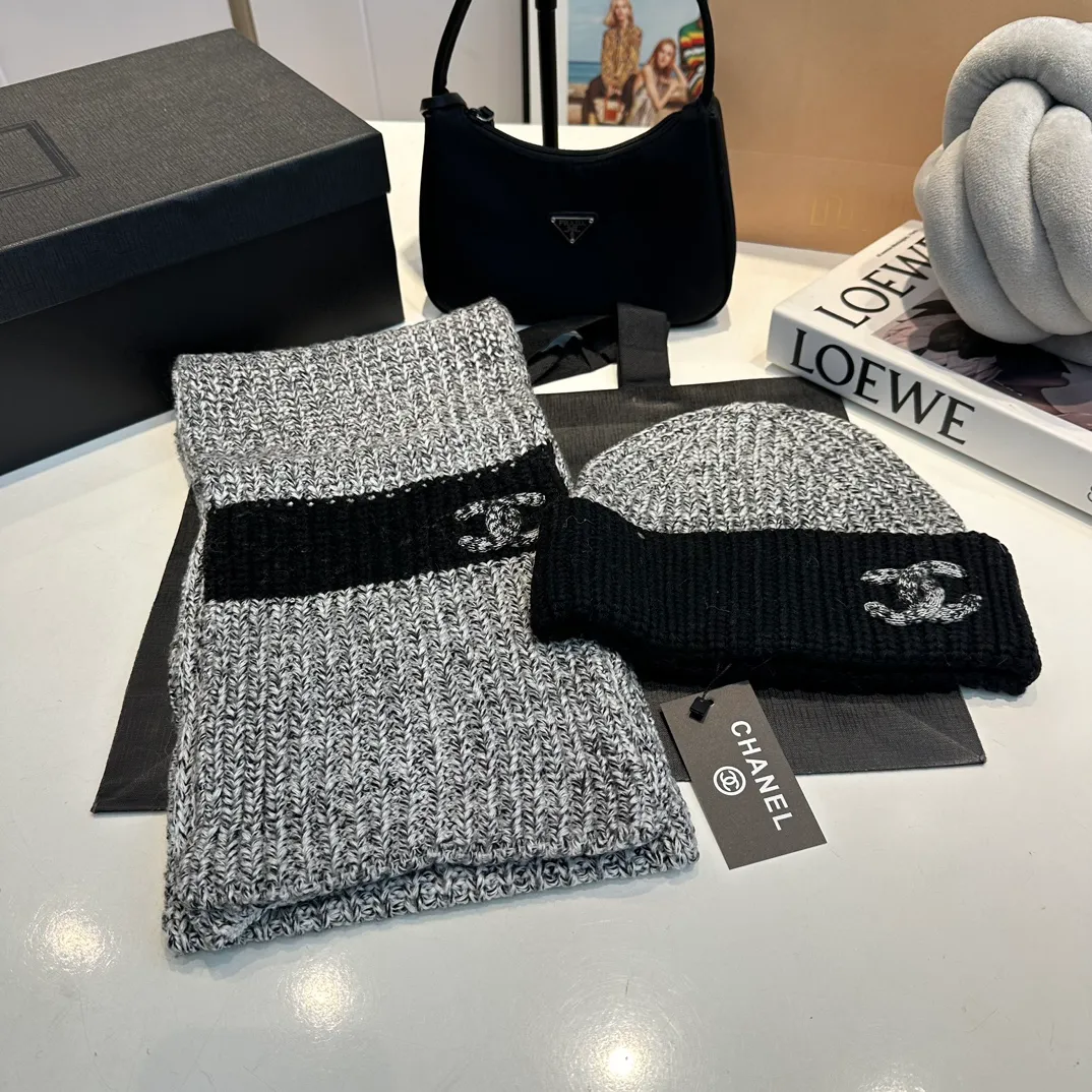 P170 CHANEL official website new classic suit hat! Hat ➕Scarf! It feels great in hand! It’s warm and super comfortable. This winter, all you need is a hat set like this. It’s warm and fashionable! Welcome to choose!!