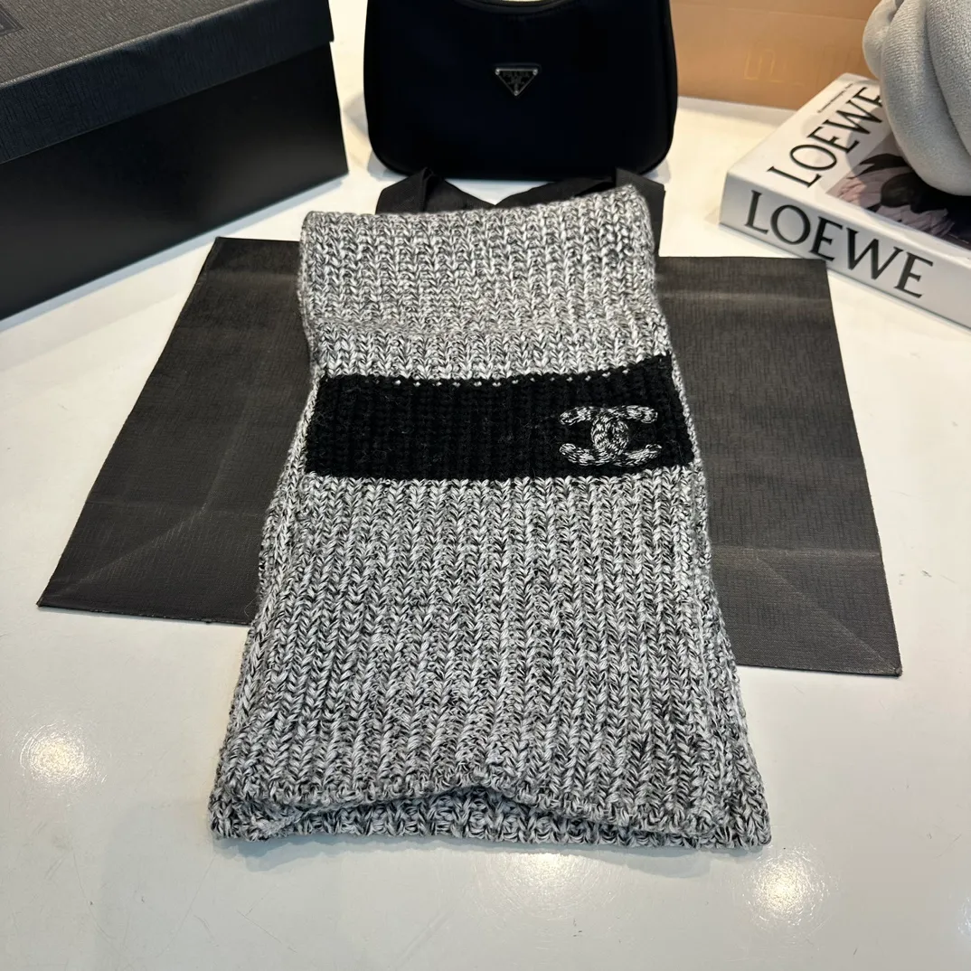 P170 CHANEL official website new classic suit hat! Hat ➕Scarf! It feels great in hand! It’s warm and super comfortable. This winter, all you need is a hat set like this. It’s warm and fashionable! Welcome to choose!!