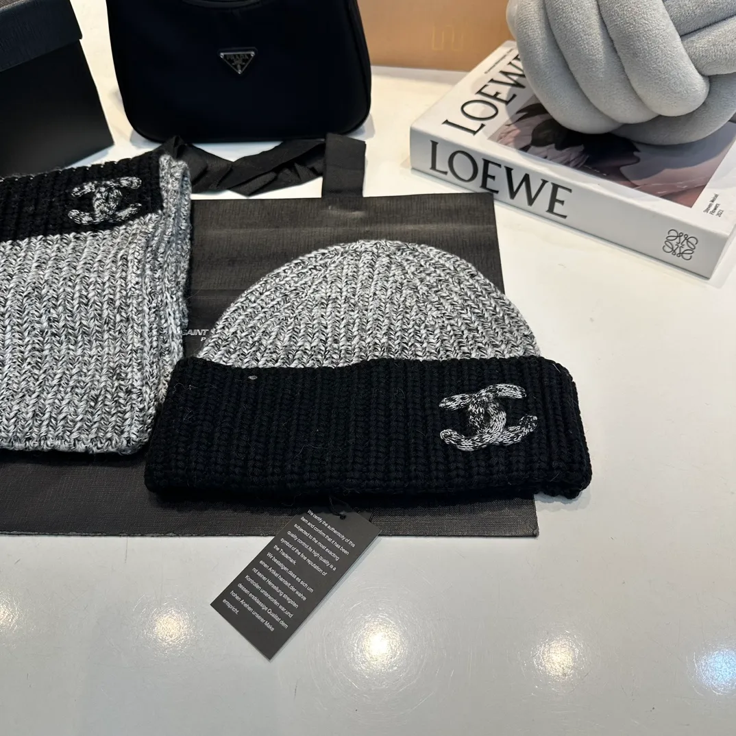 P170 CHANEL official website new classic suit hat! Hat ➕Scarf! It feels great in hand! It’s warm and super comfortable. This winter, all you need is a hat set like this. It’s warm and fashionable! Welcome to choose!!