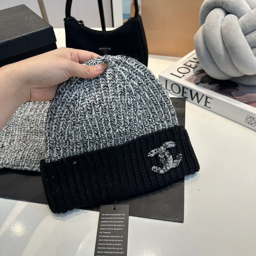 P170 CHANEL official website new classic suit hat! Hat ➕Scarf! It feels great in hand! It’s warm and super comfortable. This winter, all you need is a hat set like this. It’s warm and fashionable! Welcome to choose!!