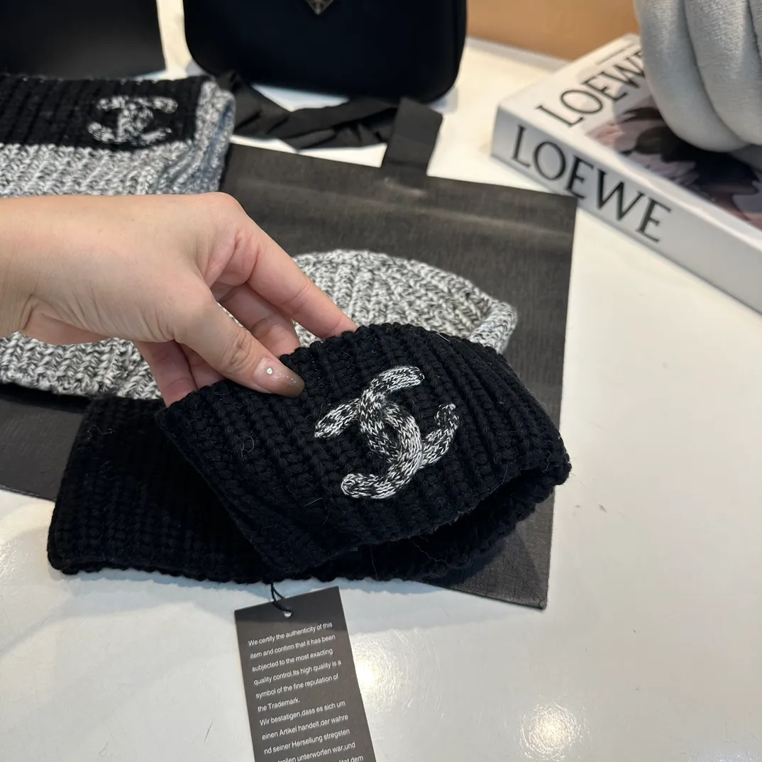 P170 CHANEL official website new classic suit hat! Hat ➕Scarf! It feels great in hand! It’s warm and super comfortable. This winter, all you need is a hat set like this. It’s warm and fashionable! Welcome to choose!!