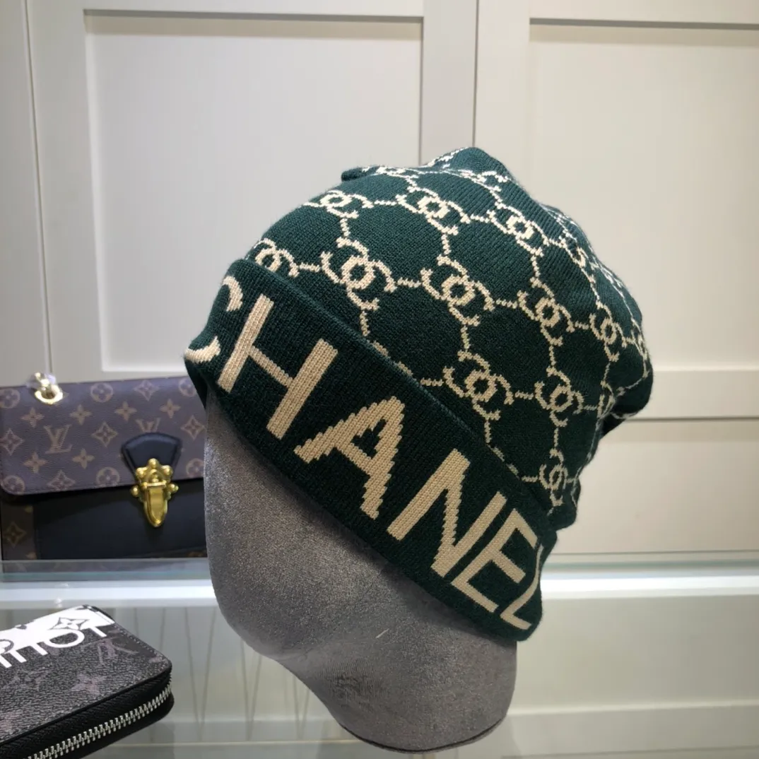 P70 comes with dust bag. CHANEL🎩cashmere wool quality knitted hat, fashionable, good quality, high-end, super soft! Super hot💖The texture is great and it’s great to match when out on the street! Fashion trends! A must-have item for autumn and winter, get it now!