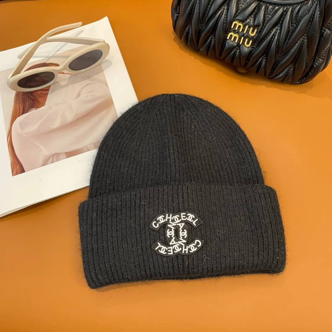 P56 comes with dust bag 🌺 [CHANEL] New rabbit fur knitted hat, Xiaohongshu, the main recommendation of major Internet celebrities! Thicker and warmer, fashionable and popular🌸First-class texture, the best brand for keeping warm in autumn and winter, order now, limited quantity available