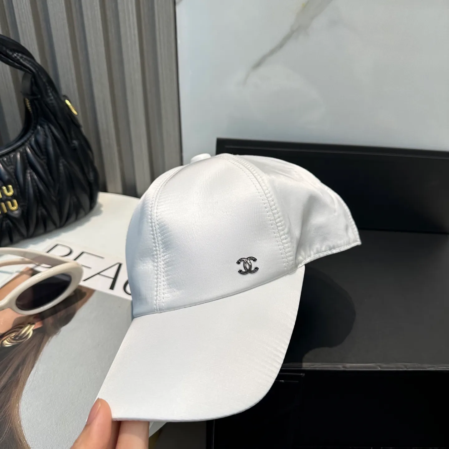 P100 new Chanel new high-version baseball cap. The classic baseball cap style is suitable for various occasions. Whether it is paired with casual wear or sportswear, it can easily enhance the fashion sense of the overall look. It is a trendy item that fashion lovers cannot miss.