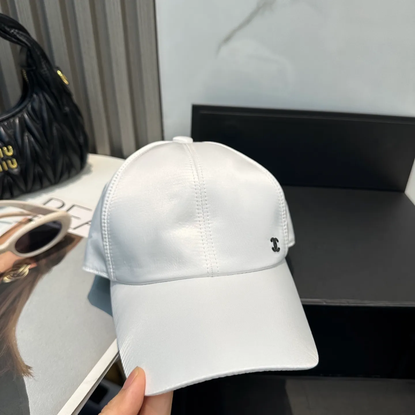 P100 new Chanel new high-version baseball cap. The classic baseball cap style is suitable for various occasions. Whether it is paired with casual wear or sportswear, it can easily enhance the fashion sense of the overall look. It is a trendy item that fashion lovers cannot miss.