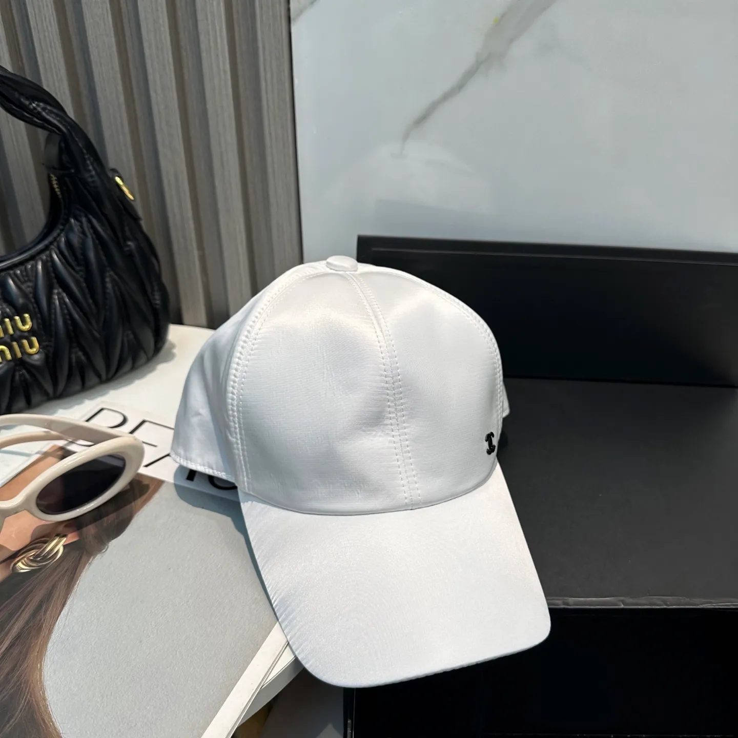 P100 new Chanel new high-version baseball cap. The classic baseball cap style is suitable for various occasions. Whether it is paired with casual wear or sportswear, it can easily enhance the fashion sense of the overall look. It is a trendy item that fashion lovers cannot miss.