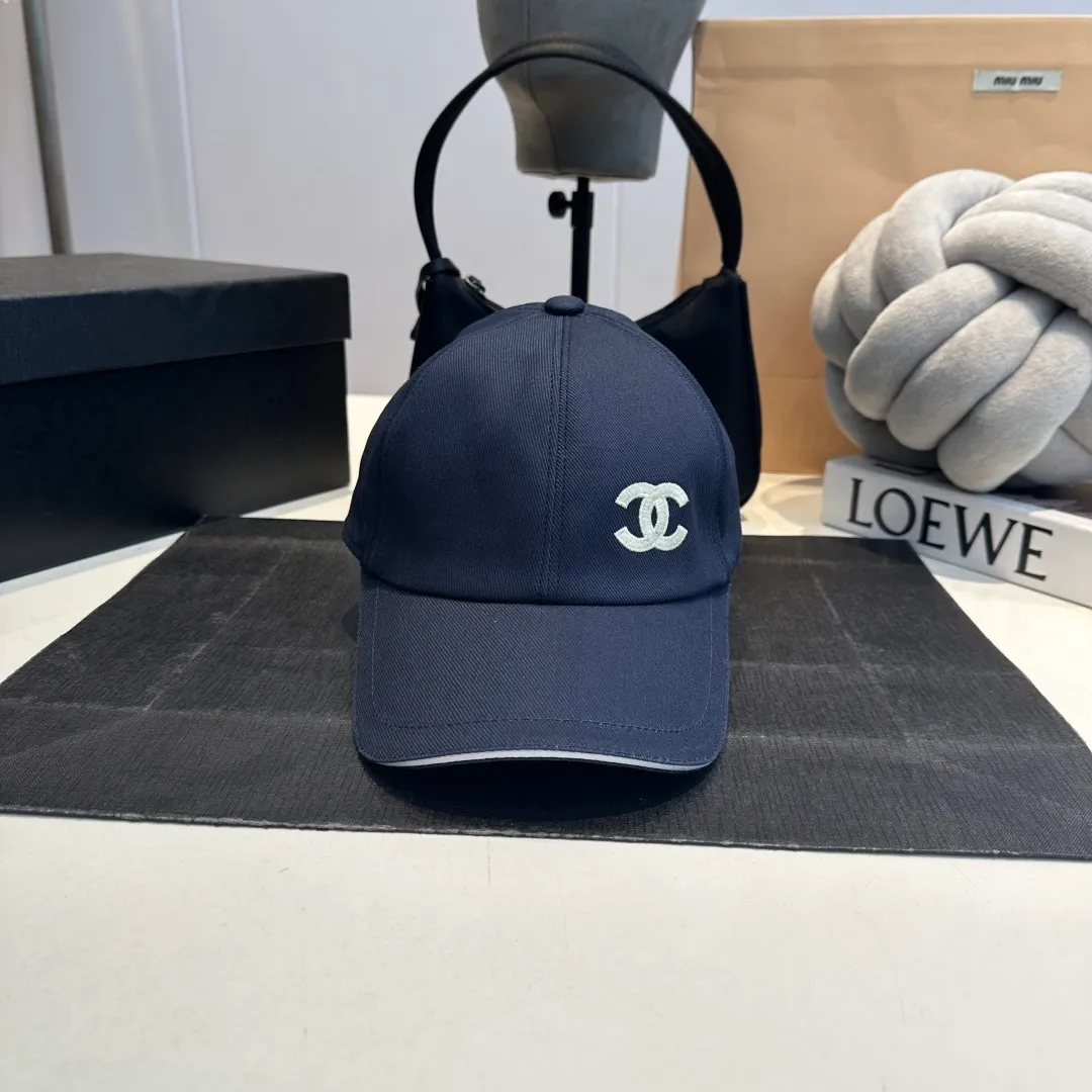 P90 These Chanel baseball caps are a must-have! The classic three colors of black, white and navy are simple and elegant. The iconic double C logo is super eye-catching and instantly enhances the fashion level💯. Whether it is paired with casual wear or a small dress, it can easily hold the whole audience~