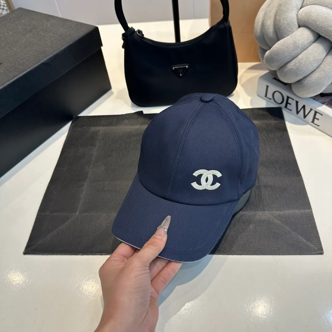 P90 These Chanel baseball caps are a must-have! The classic three colors of black, white and navy are simple and elegant. The iconic double C logo is super eye-catching and instantly enhances the fashion level💯. Whether it is paired with casual wear or a small dress, it can easily hold the whole audience~