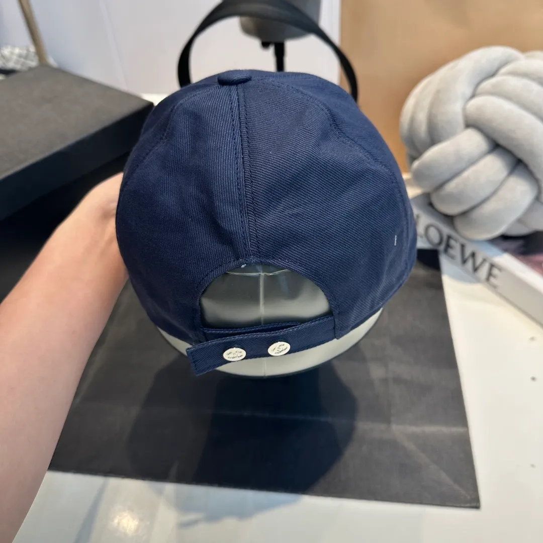 P90 These Chanel baseball caps are a must-have! The classic three colors of black, white and navy are simple and elegant. The iconic double C logo is super eye-catching and instantly enhances the fashion level💯. Whether it is paired with casual wear or a small dress, it can easily hold the whole audience~